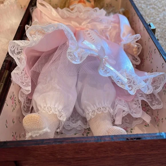 Porcelain doll in carrying crate. Additional dress, shoes and hanger. NWOT. - Picture 8 of 13
